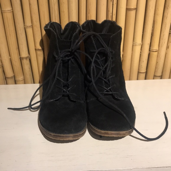 Steve Madden Lace Up Chelsea Black Suede Boot - Size 6 - Picture 2 of 7